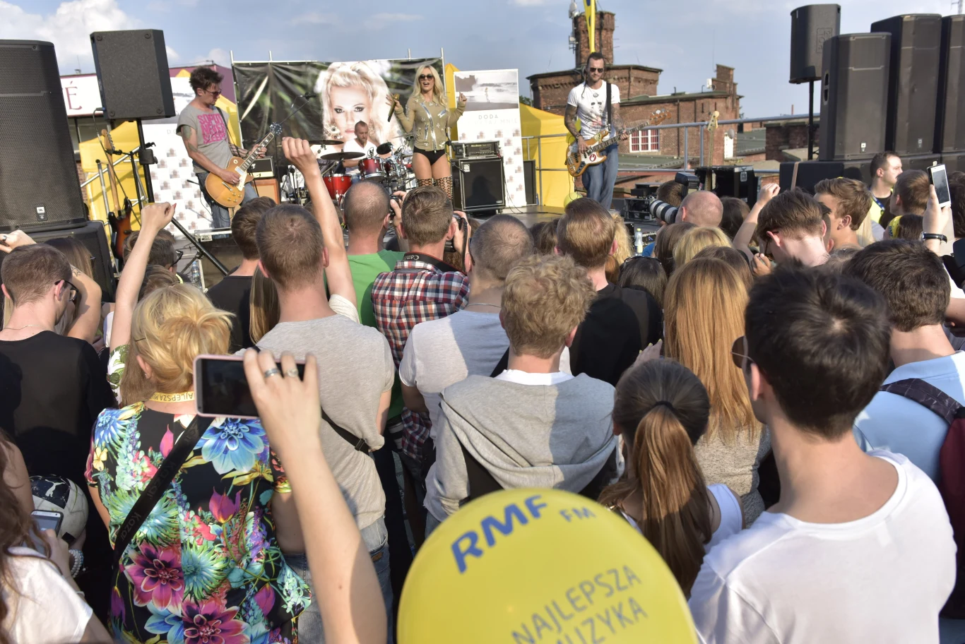 Doda zagrała w Krakowie w ramach akcji RMF FM - Koncert za jeden uśmiech