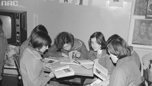 Uczennice czytają książki w świetlicy. W tle telewizor Rubin 714p