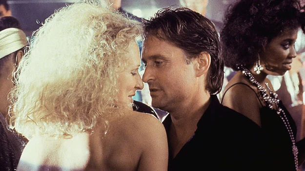 "Fatalne zauroczenie" to amerykański thriller z 1987 roku "Fatalne zauroczenie" to amerykański thriller z 1987 roku