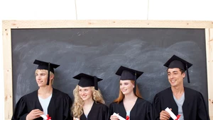 Absolwenci szkół wyższych po zakończeniu studiów zarabiają poniżej średniej krajowej