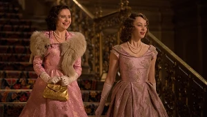 Bel Powley i Sarah Gadon w scenie z filmu" Randka z królową"