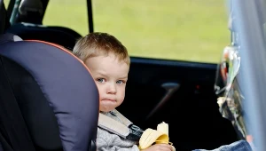 Samochód w słońcu rozgrzewa się jak piekarnik, nie zostawiajmy w nim dzieci