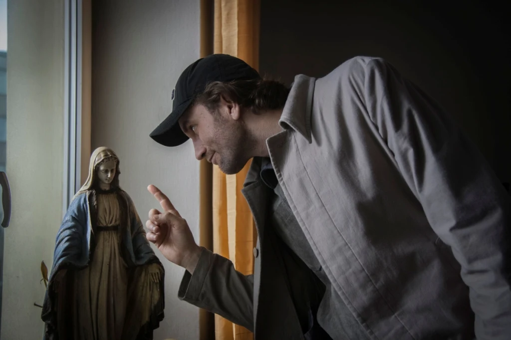 Tomasz Kot w scenie z filmu "Żyć nie umierać"