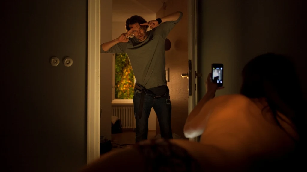 Tomasz Kot w scenie z filmu "Żyć nie umierać"