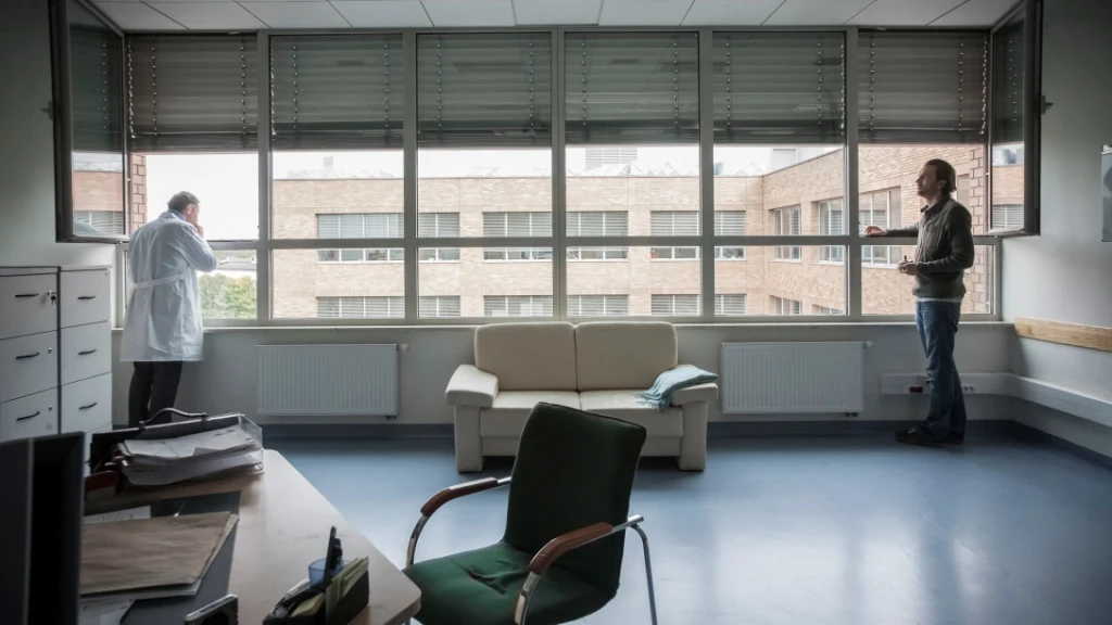 Tomasz Kot w scenie z filmu "Żyć nie umierać"