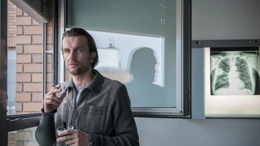 Tomasz Kot w scenie z filmu "Żyć nie umierać"