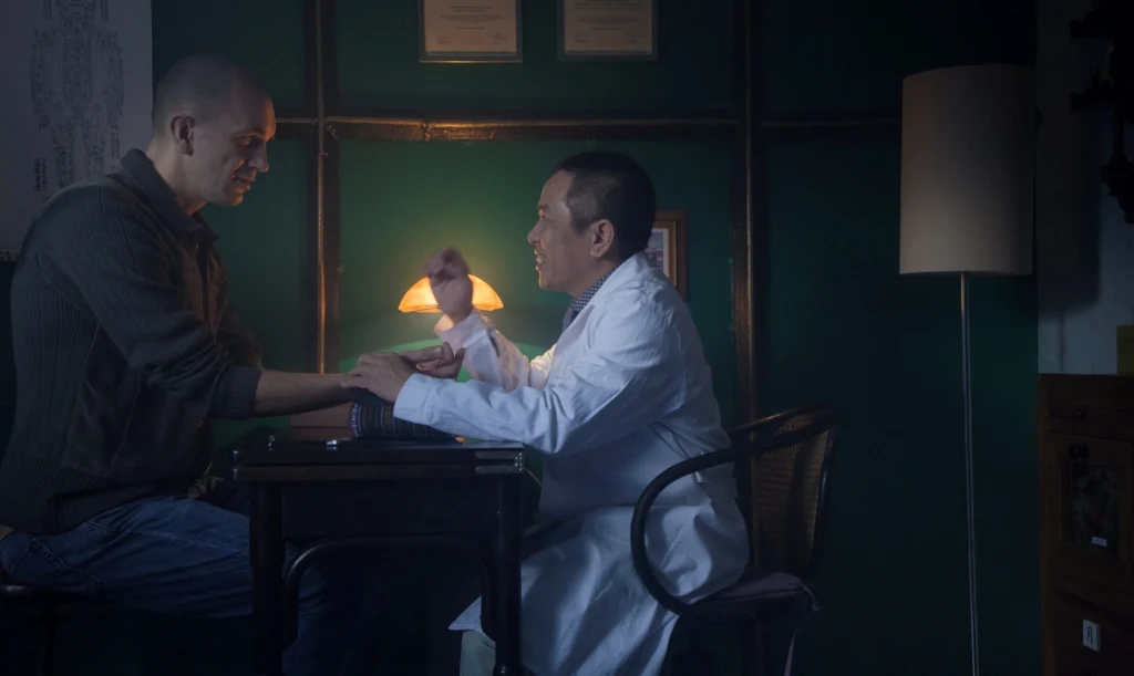 Tomasz Kot w scenie z filmu "Żyć nie umierać"