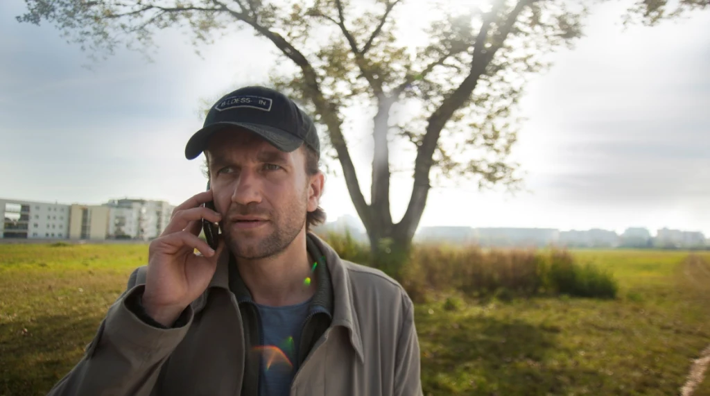 Tomasz Kot w scenie z filmu "Żyć nie umierać"