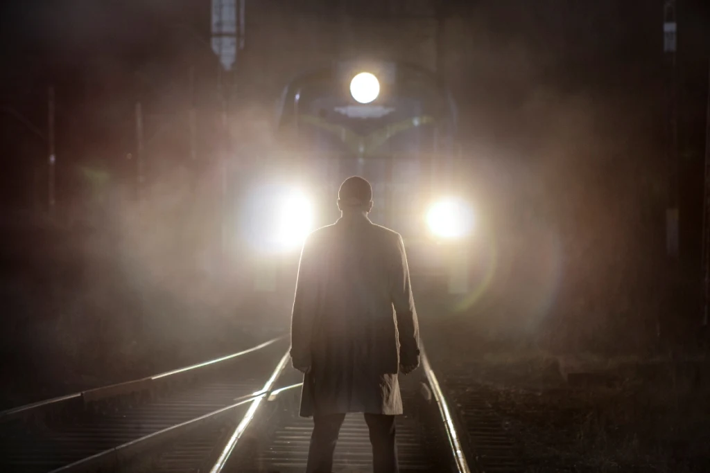 Tomasz Kot w scenie z filmu "Żyć nie umierać"