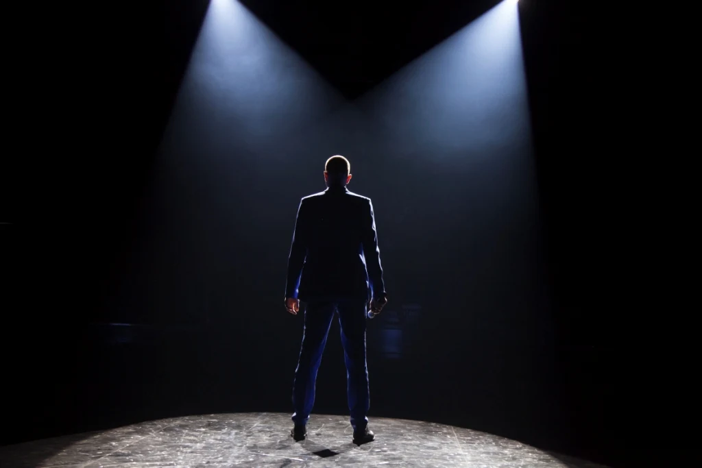 Tomasz Kot w scenie z filmu "Żyć nie umierać"