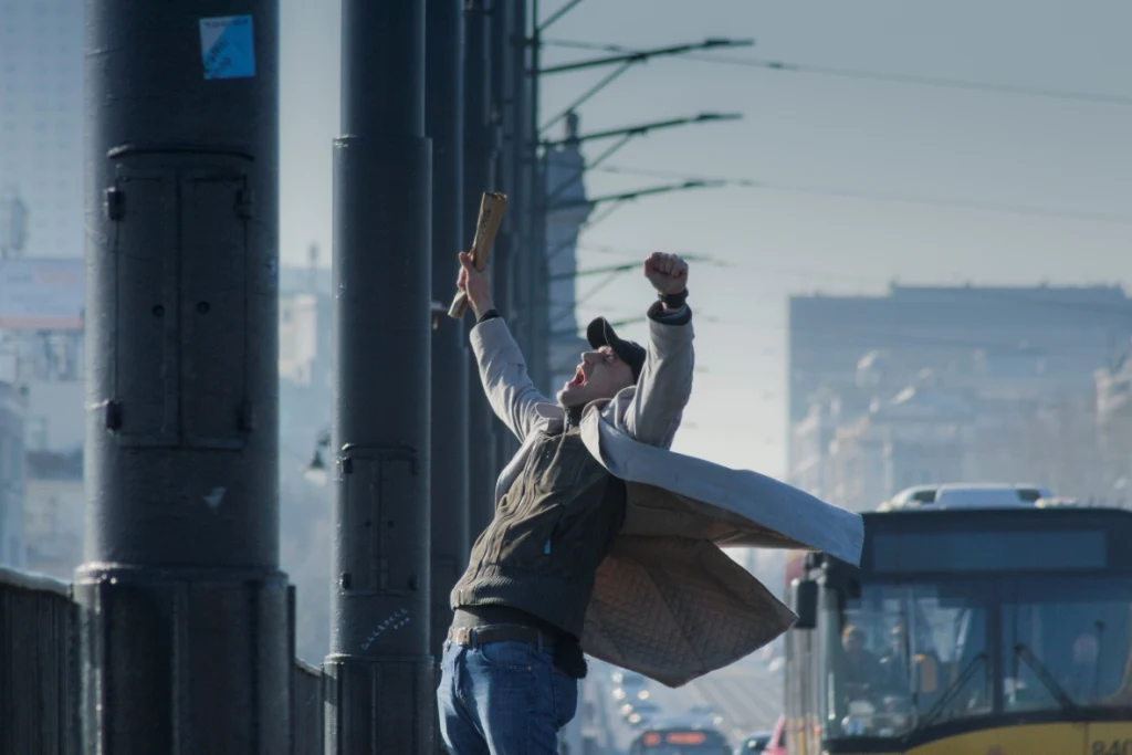 Tomasz Kot w scenie z filmu "Żyć nie umierać"