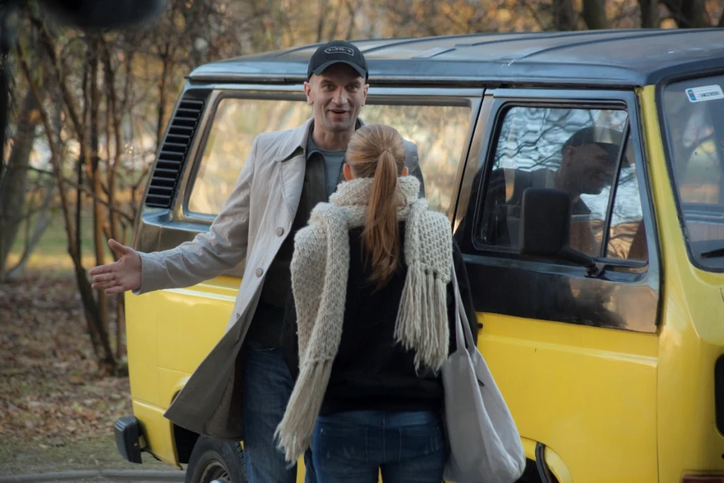 Tomasz Kot w scenie z filmu "Żyć nie umierać"