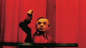 Mężczyzna Z Innego Miejsca (Michael J. Anderson), dziwnie mówił i tańczył. Wszyscy się go bali...