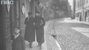 Żydzi podczas spaceru na ul. Świętojerskiej w Warszawie. Na pierwszym planie widoczny żydowski chłopiec z książkami