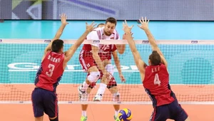 Reprezentant Polski Michał Kubiak (C) atakuje po bloku Tylora Sendera (L) i Davida Lee