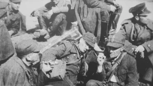 Polscy jeńcy - wrzesień 1939 r. Kadr z sowieckiej kroniki filmowej (ilustracja z książki "Katyń. Śladami polskich oficerów"