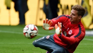 Kevin Trapp podczas rozgrzewki przed meczem Bundesligi