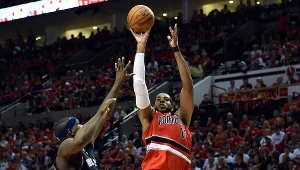 Z prawej LaMarcus Aldridge