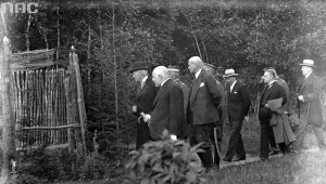 Prezydent RP Ignacy Mościcki (w meloniku) podczas zwiedzania zoo w Lasku Wolskim