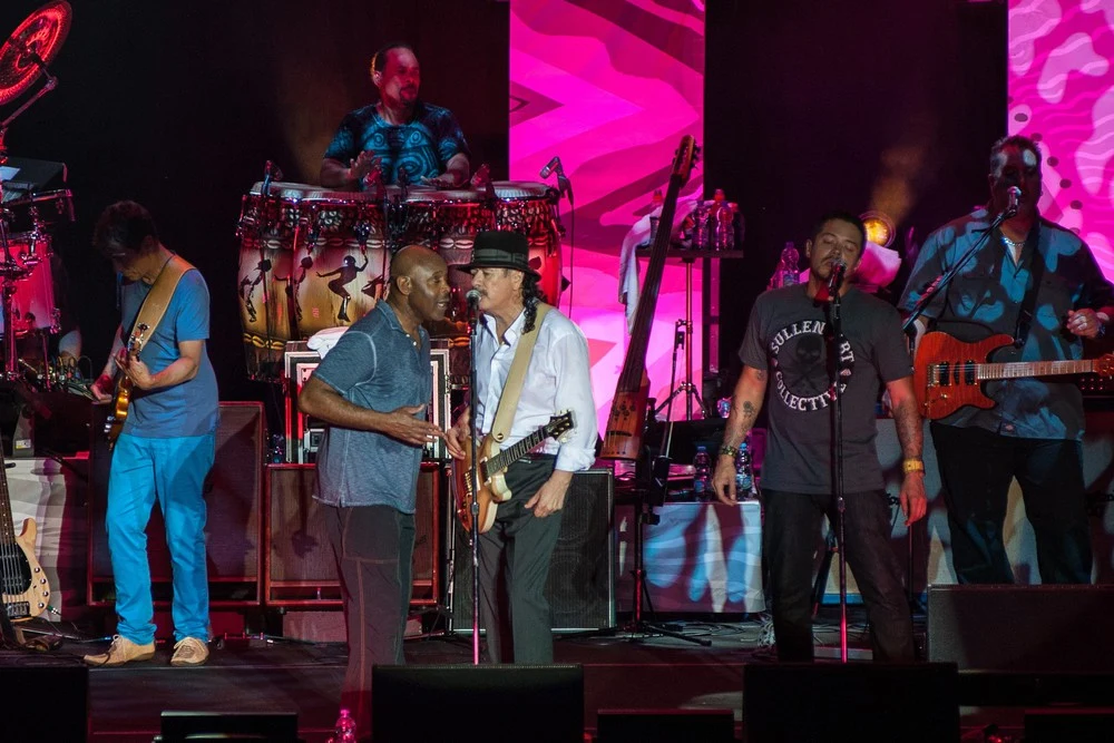 Santanie na scenie towarzyszył jego wieloosobowy zespół Santanie na scenie towarzyszył jego wieloosobowy zespół