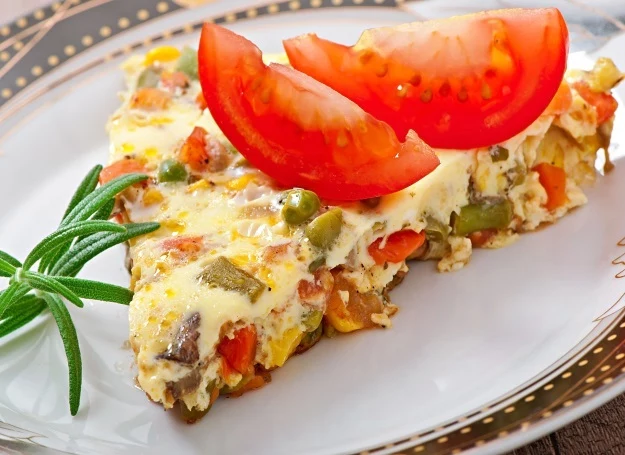 Serowy omlet z warzywami przyrządzić można na wiele sposobów