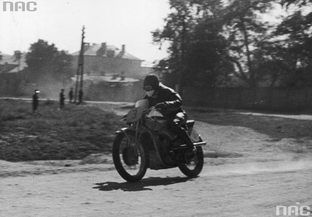 Rok 1938. Zawody motocyklowe na warszawskich Bielanach zorganizowane przez CWKS Legia