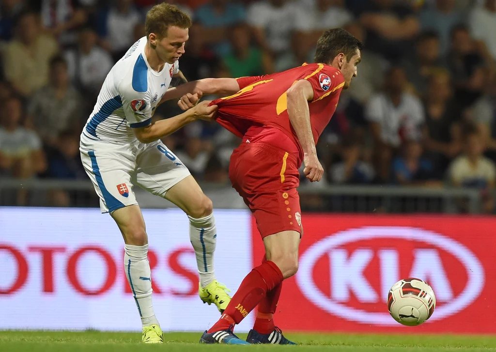 Ondrej Duda (z lewej) w meczu reprezentacji Słowacji z Macedonią Ondrej Duda (z lewej) w meczu reprezentacji Słowacji z Macedonią