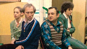 Dwie rodziny dostają przydział na jedno mieszkanie. Na zdj. od l.: Anna Chitro, Jerzy Kryszak, Kazimierz Kaczor i Krystyna Tkacz˛