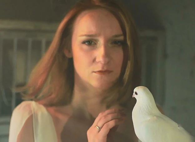 Nina Wertz, kadr z teledyzku do piosenki "Ptyci nebesni"