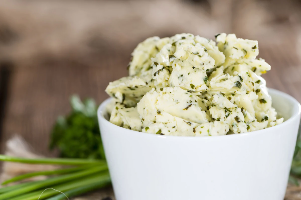 Masło czosnkowe z dodatkiem ziół to idealny dodatek do grillowanych potraw Masło czosnkowe z dodatkiem ziół to idealny dodatek do grillowanych potraw