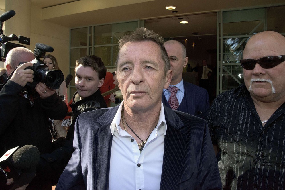 Phil Rudd opuszcza sąd po ogłoszeniu wyroku