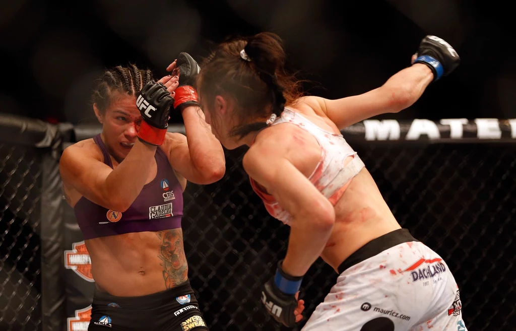 Jędrzejczyk wyprowadza cios na głowę Gadelhi Jędrzejczyk wyprowadza cios na głowę Gadelhi