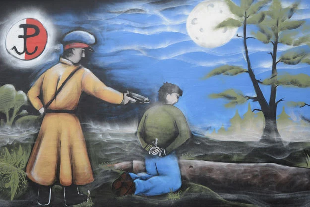 Mural o obławie augustowskiej. Ulica Raginisa w Augustowie