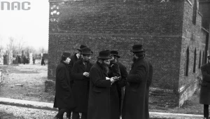 Żydzi w przedwojennej Polsce. Zdjęcie przed synagogą