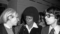 Artysta słynął z tego, że lubił obracać się w środowisku celebrytów. Tu z Michaelem Jacksonem w 1977 roku