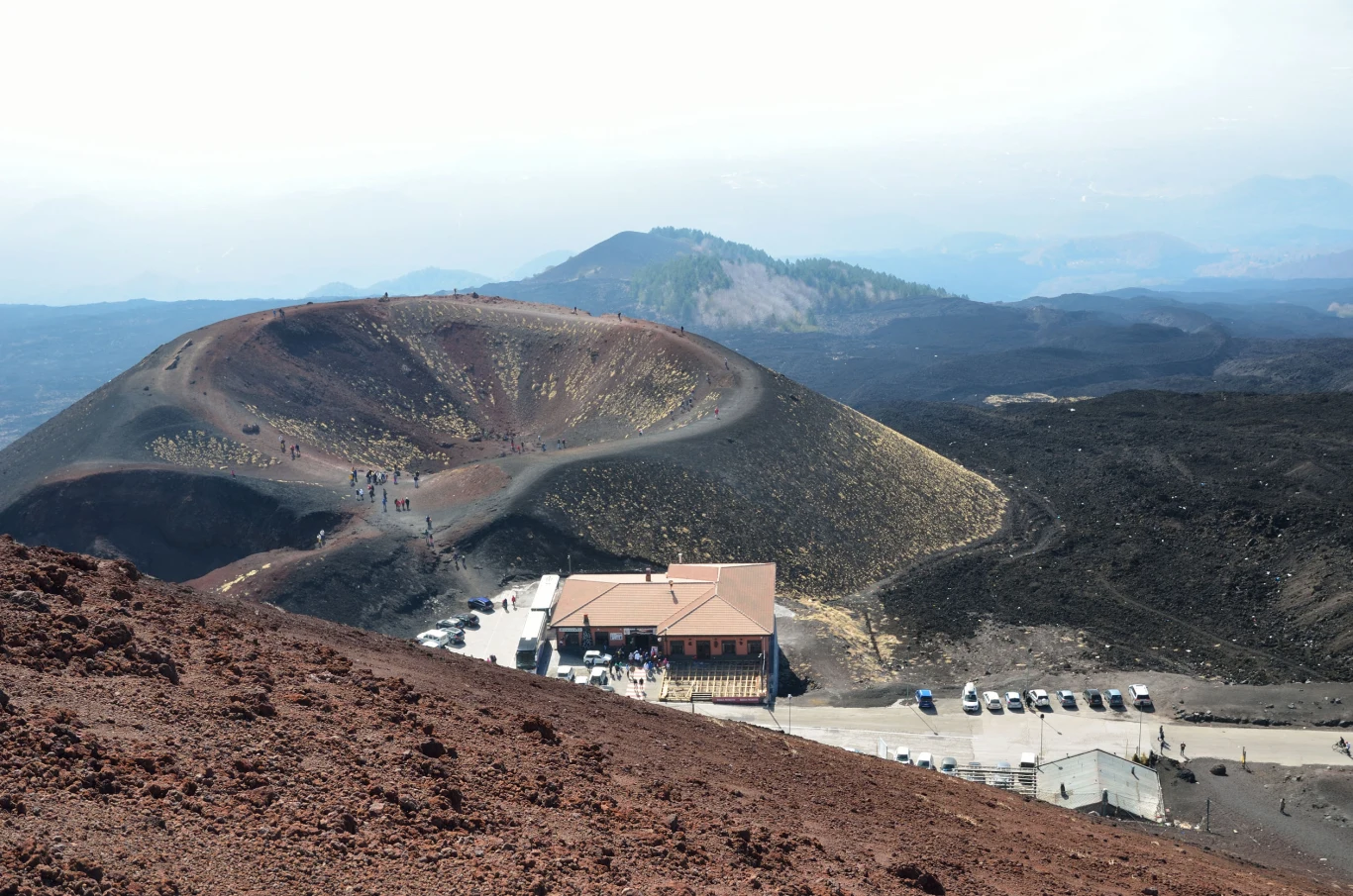 Etna to wciąż czynny wulkan, który warto zobaczyć, będąc w Katanii. 