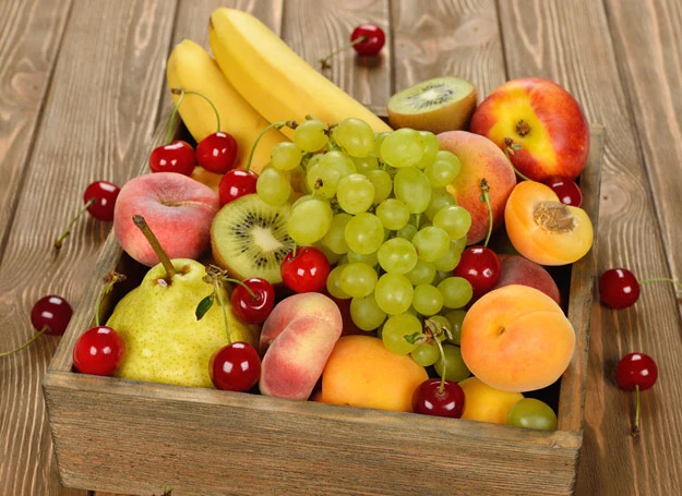 Dla nieco starszych dzieci (po 9.-10. miesiącu) warto przygotować w pudełeczku małe kawałki obranych miękkich owoców, np. banana, brzoskwini lub gruszki