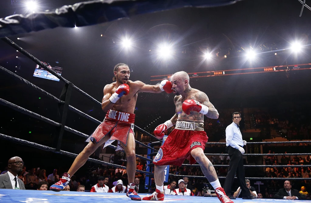 Keith Thurman (z lewej) w walce z Luisem Collazo
