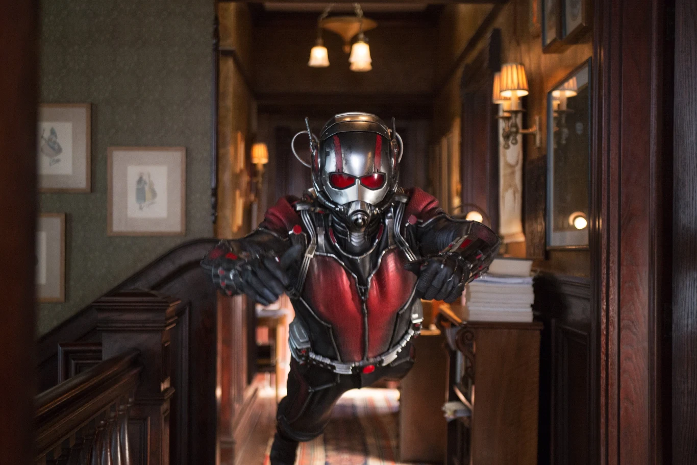 Paul Rudd w scenie z filmu "Ant-Man"