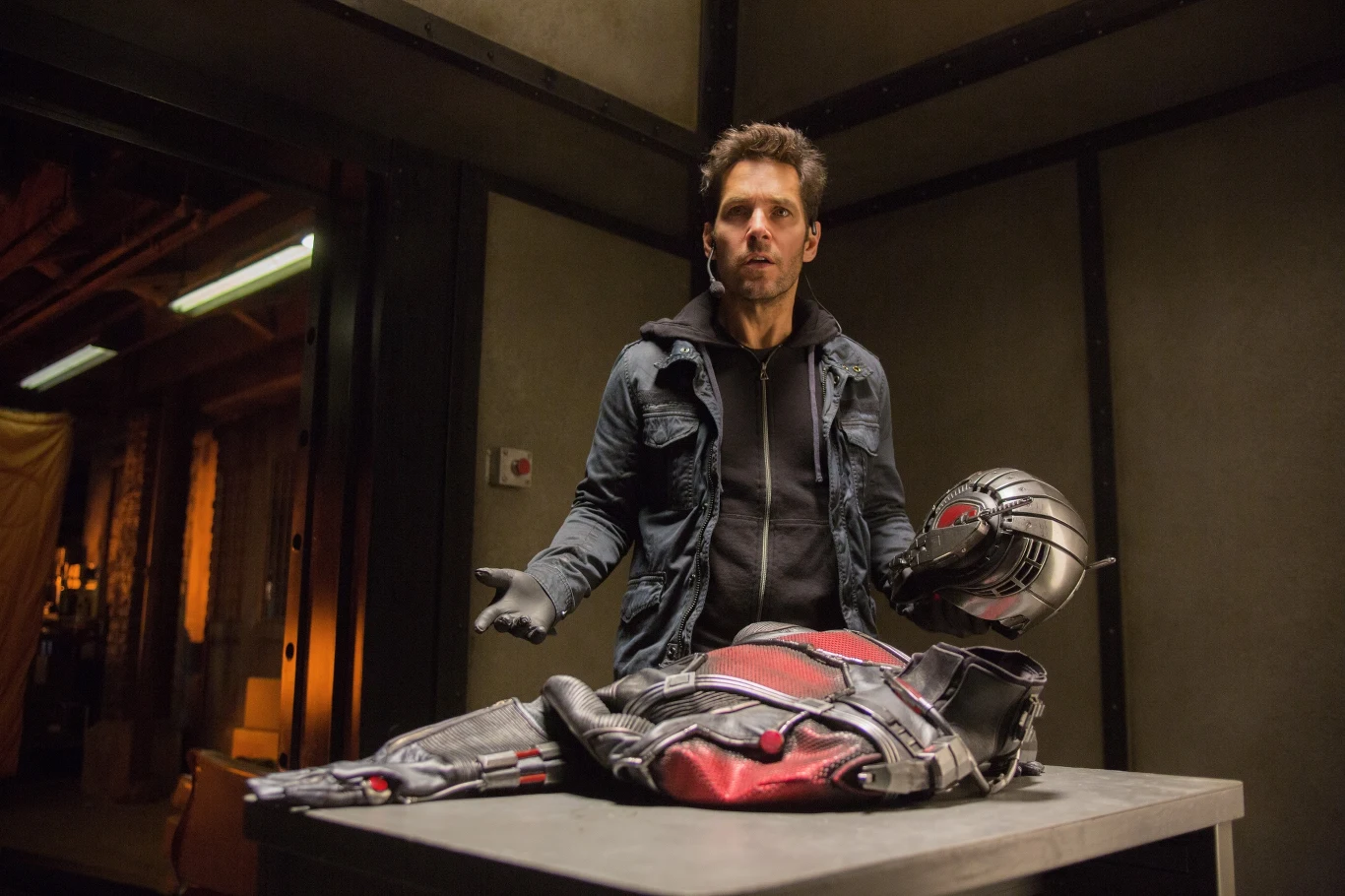Paul Rudd w scenie z filmu "Ant-Man"
