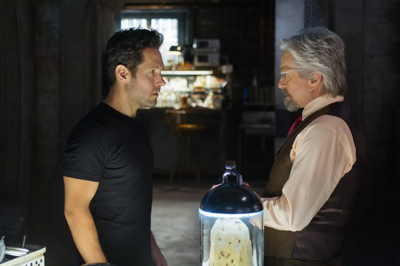 Paul Rudd i Michael Douglas w scenie z filmu "Ant-Man"