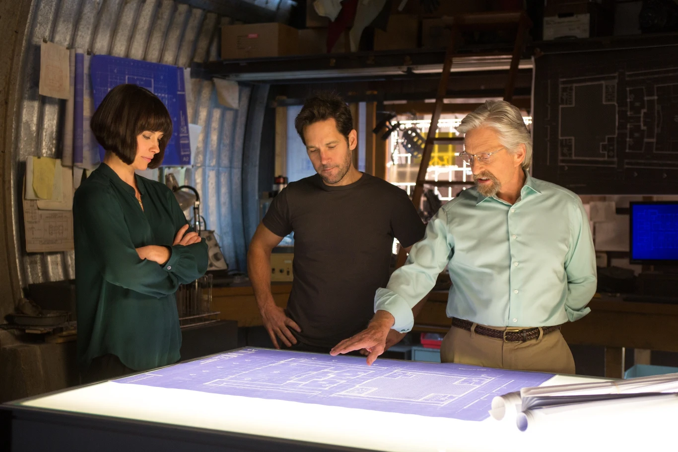 Evangeline Lilly, Paul Rudd i Michael Douglas w scenie z filmu "Ant-Man"