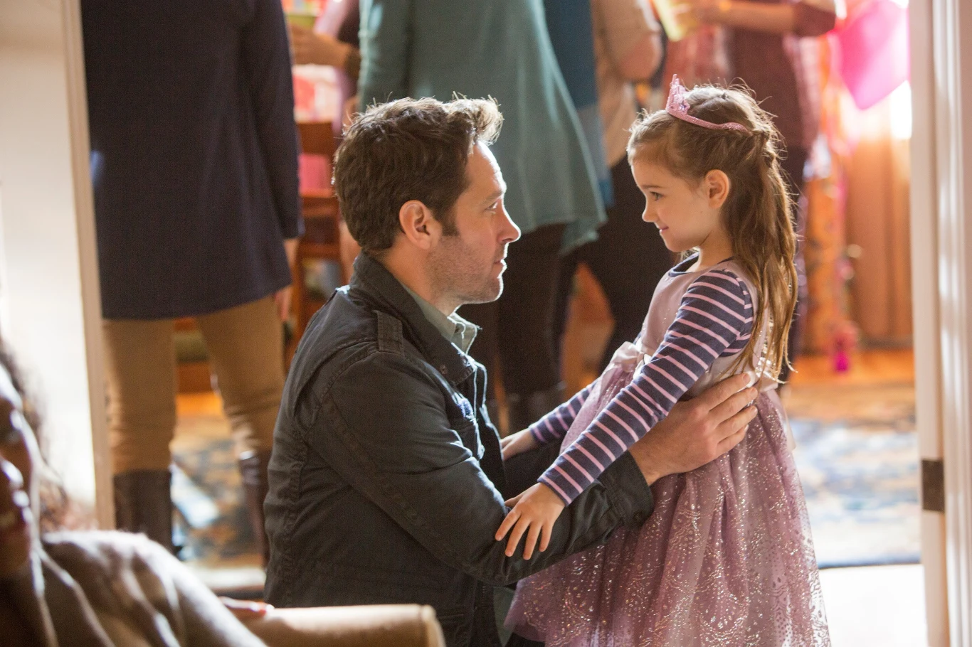 Paul Rudd i Abby Ryder Fortson w scenie z filmu "Ant-Man"