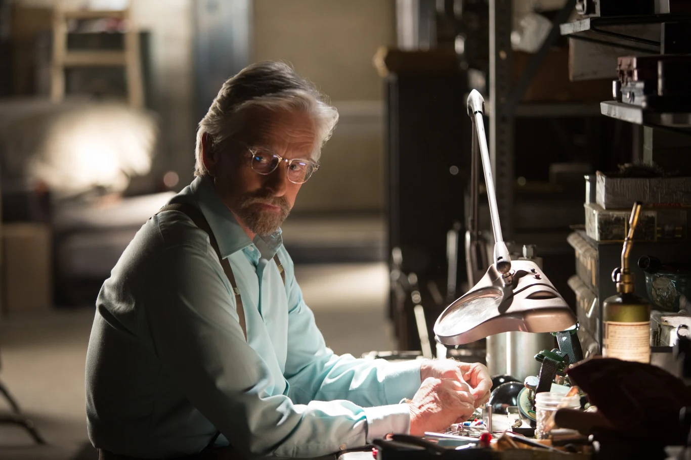Michael Douglas w scenie z filmu "Ant-Man"