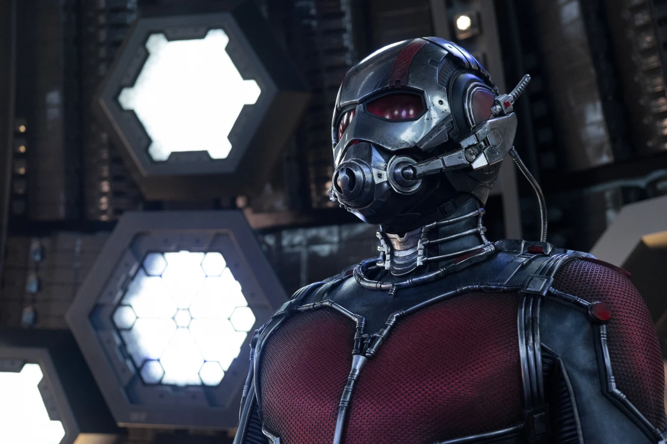 Paul Rudd w scenie z filmu "Ant-Man"
