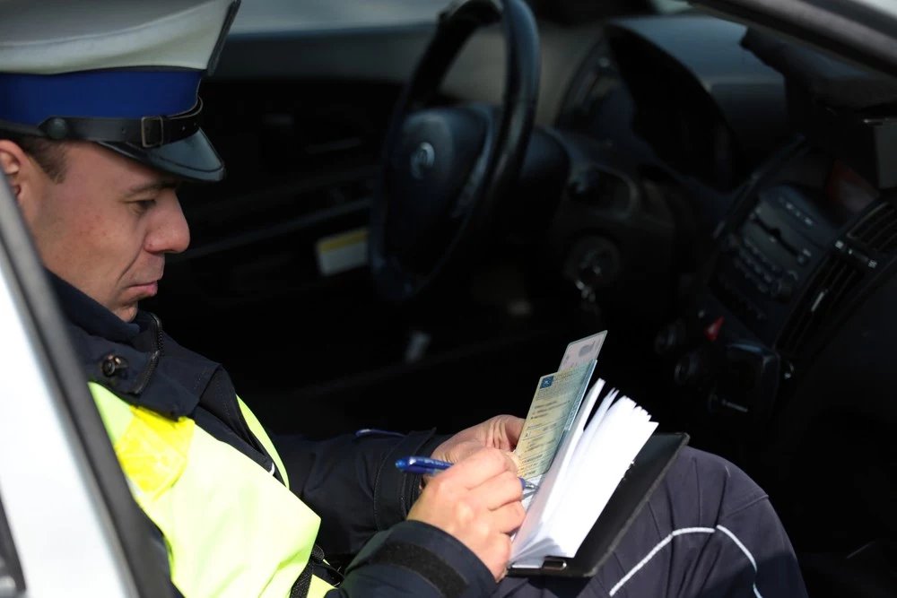 Może zdarzyć się, że policjant będzie chciał nam wypisać mandat nie będąc pewnym naszej winy - wtedy możemy próbować negocjacji