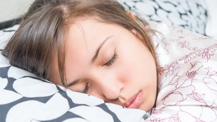 Przed snem włóż czosnek pod poduszkę.