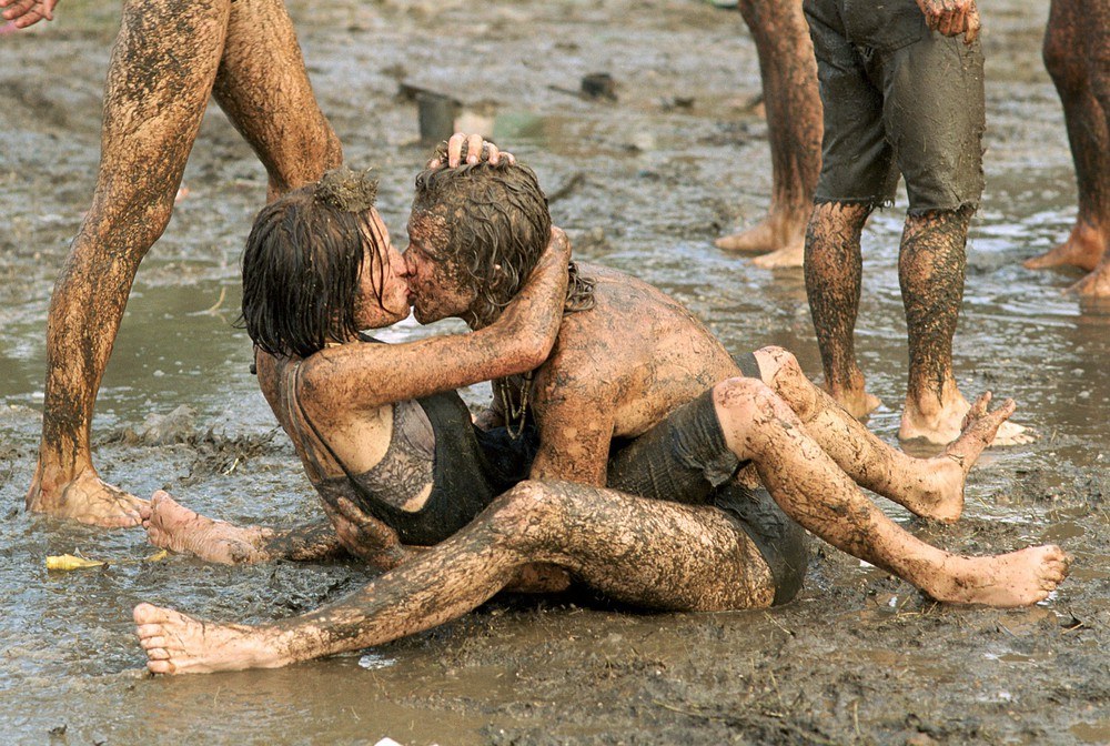 Kąpiele błotne to dla wielu punkt obowiązkowy podczas Przystanku Woodstock