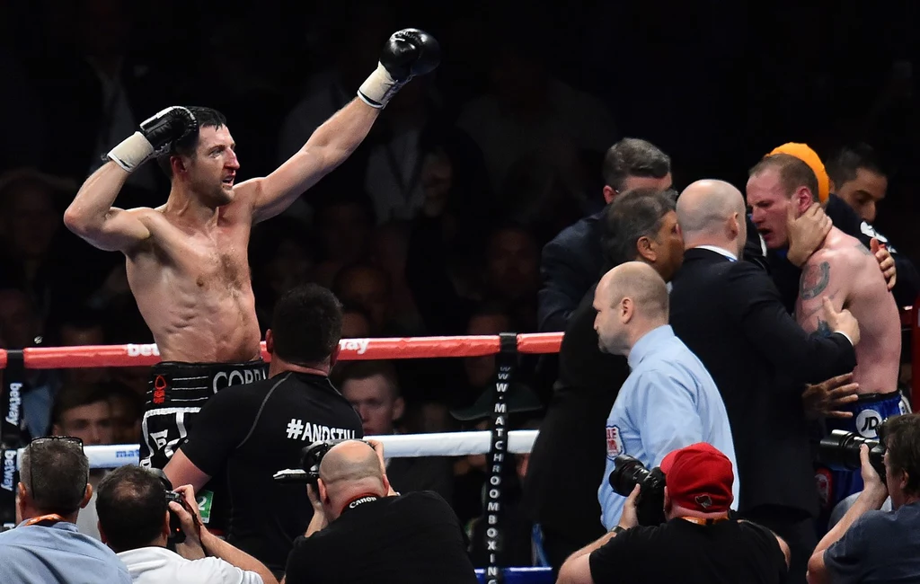 Carl Froch (z lewej) świętuje zwycięstwo nad George'em Grovesem Carl Froch (z lewej) świętuje zwycięstwo nad George'em Grovesem