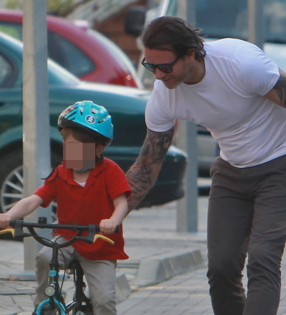 Radek Majdan uczy jeździć na rowerze syna Jacka Rozenka Radek Majdan uczy jeździć na rowerze syna Jacka Rozenka